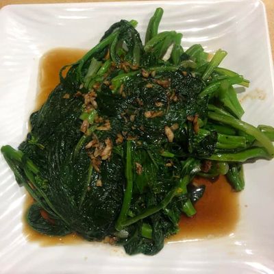 green veggie with garlic in dish