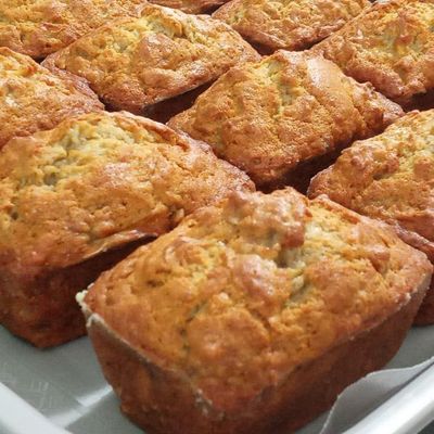 multiple banana bread on tray